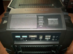 Anschlüsse und Bedienelemente des Cooler Master HAF X
