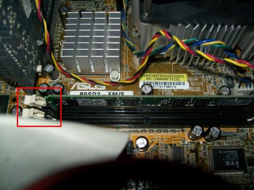Halteklammern links des RAM-Moduls öffnen