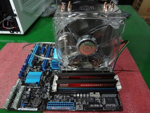 Mainboard mit CPU, RAM und Kühler