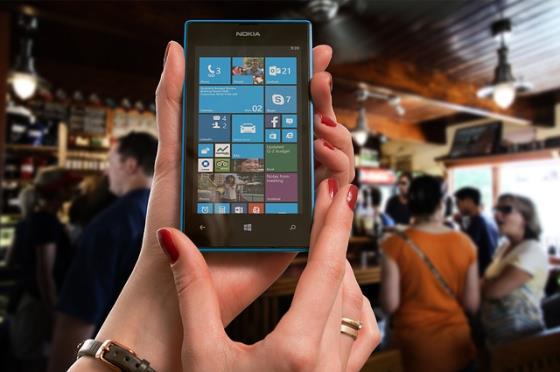 Frau mit Lumia Smartphone