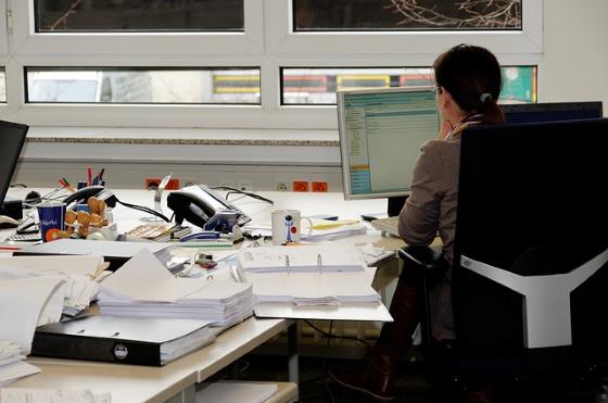 typischer Schreibtisch im Büro