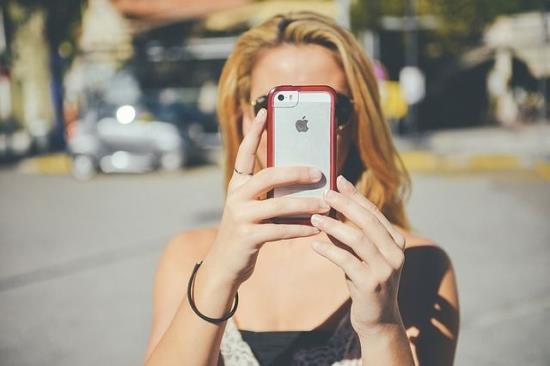 Frau mit Apple Smartphone