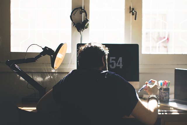 Computerarbeitsplatz mit Gaming Stuhl