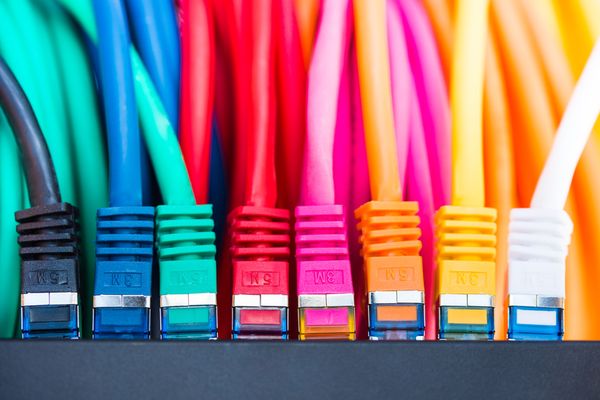 Netzwerkkabel verschiedene Kategorien und Farben