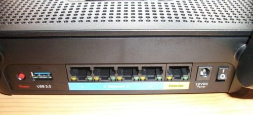 Anschlüsse beim EA8300 MAX STREAM Router