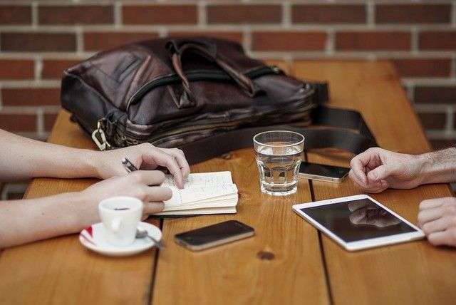 Smartphones müssen nicht alle gleich aussehen - auch von außen lässt sich das Mobiltelefon individualisieren.
