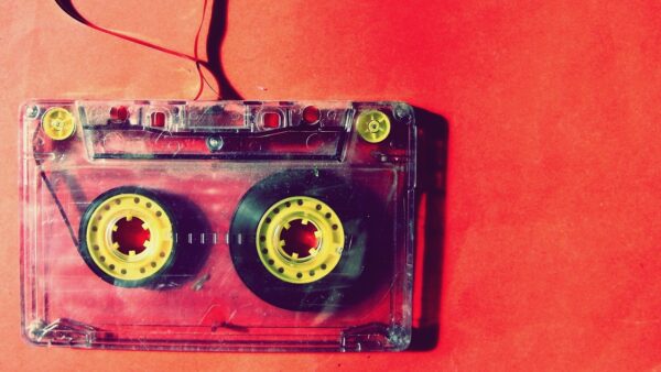 Audiokassette mit herausgezogenem Band