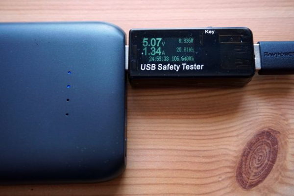 RAVPower 10000mAh USB C Power Bank Messung beim Laden eines Samsung Smartphones