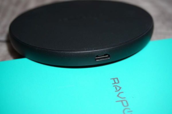 Micro-USB-Anschluss am RAVPower Qi Ladegerät RP-PC083