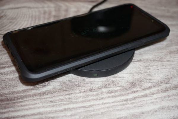 Samsung Galaxy S9 Plus auf dem RAVPower Qi Ladegerät RP-PC083