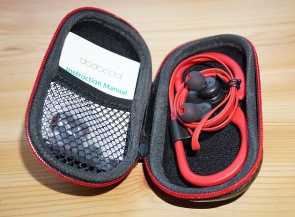 Dodocool DA156 Bluetooth Ohrhörer im mitgelieferten Case
