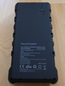 RAVPower Solar Powerbank Rückseite mit Daten