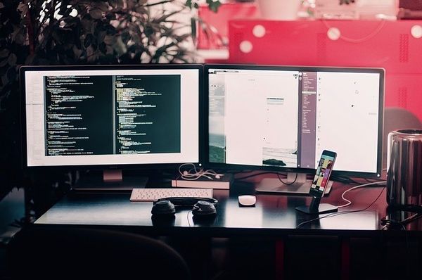 zwei Bildschirme zwei Bildschirme an Mini-PCs