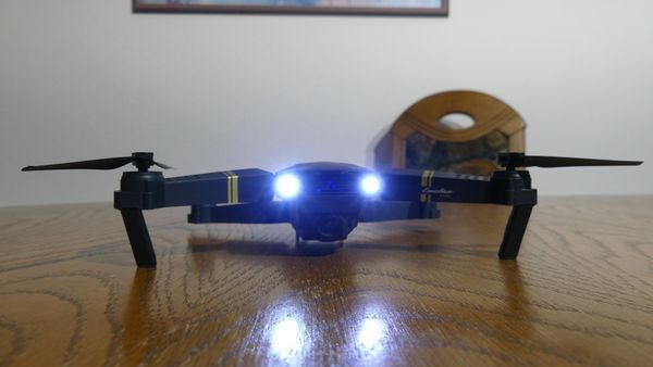 Eachine E58 Drohne Frontscheinwerfer eingeschaltet