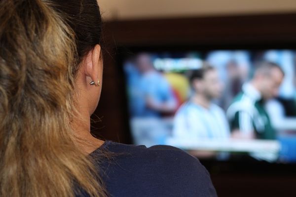 Frau vor dem Fernseher bom Fussball schauen