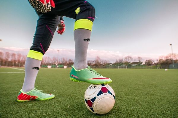 Fussballspieler mit Fuß auf dem Ball