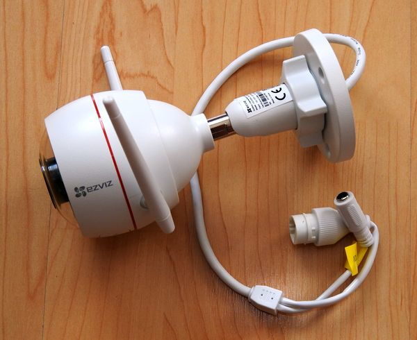 ezviz c3w ueberwachungskamera 02 EZVIZ ezTube 1080p Überwachungskamera mit Anschlusskabel und Stecker