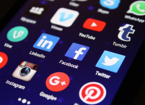 Sicherheit in sozialen Netzwerken Teilen über Facebook, Twitter, Instagram und Co