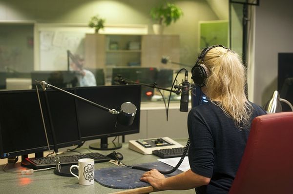 Radiomoderatorin im Studio des Internetradio