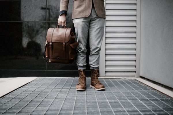 Person hält Rucksack aus Leder