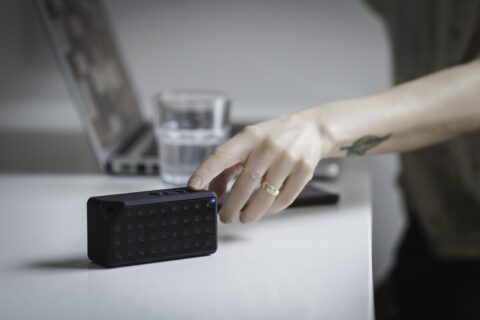 Laptop und Smartphone mit Bluetooth Lautsprecher verbunden