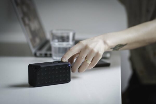 Laptop und Smartphone mit Bluetooth Lautsprecher verbunden