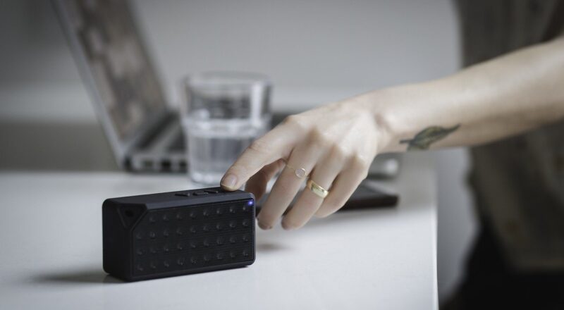 Laptop und Smartphone mit Bluetooth Lautsprecher verbunden
