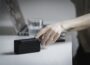 Laptop und Smartphone mit Bluetooth Lautsprecher verbunden