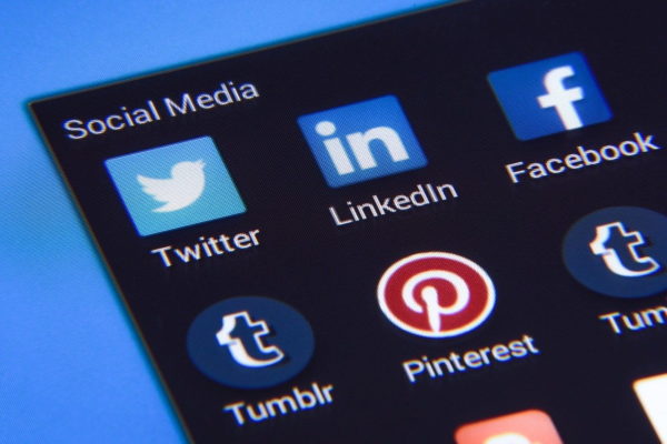 Social Media Webseiten wie Facebook und Twitter