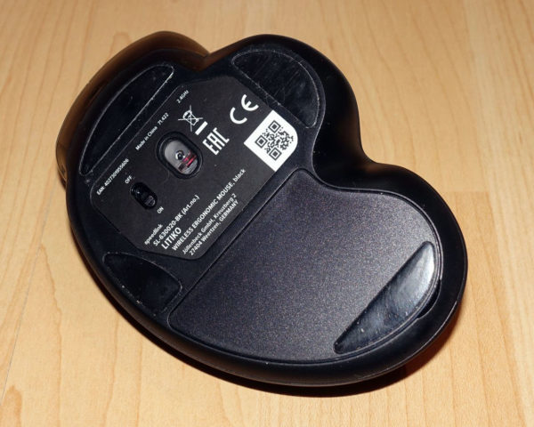 Ein-Aus-Schalter, Batteriefach und Sensor auf der Unterseite