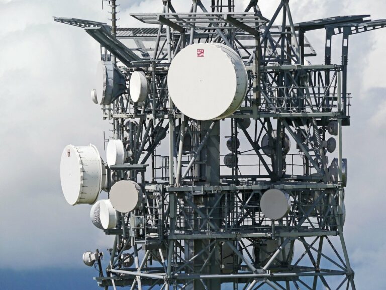 Mobilfunk-Mast mit 5G-Antennen