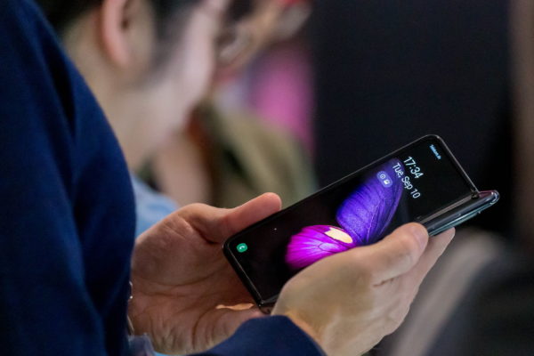 Messebesucher testet das Samsung Galaxy Fold Handy mit 5G-Version und faltbarem Display