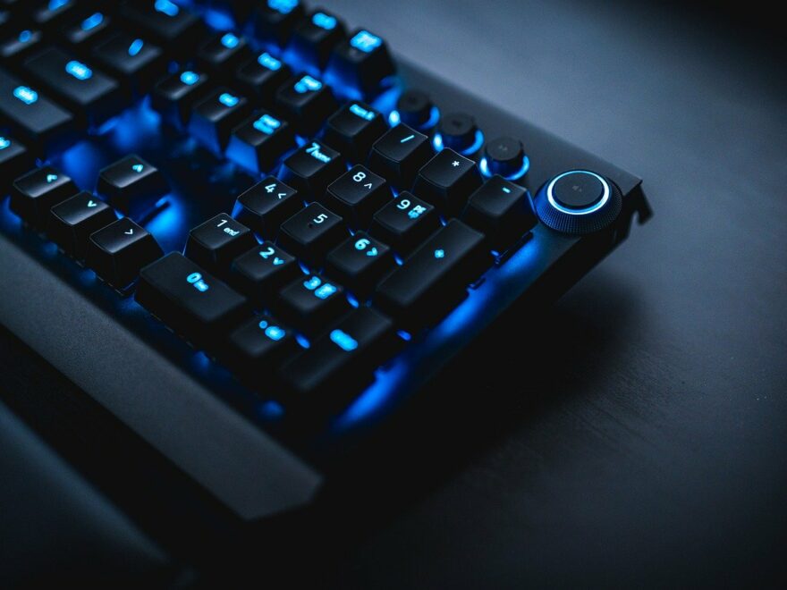 Frischer Wind im Sport: Warum E-Sports die Zukunft aller Sportarten sein könnte 1 e sports tastatur beleuchtet technologie