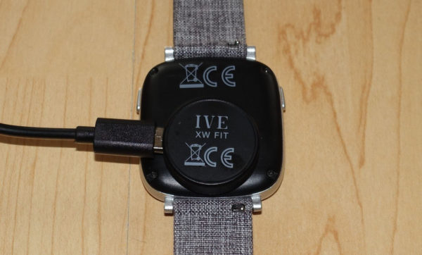 Aufladen des IVE XW FIT Urban Grey Fitness Tracker