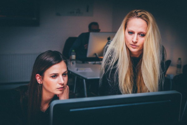 Trockene Augen durch angestrengte Arbeit am Computer
