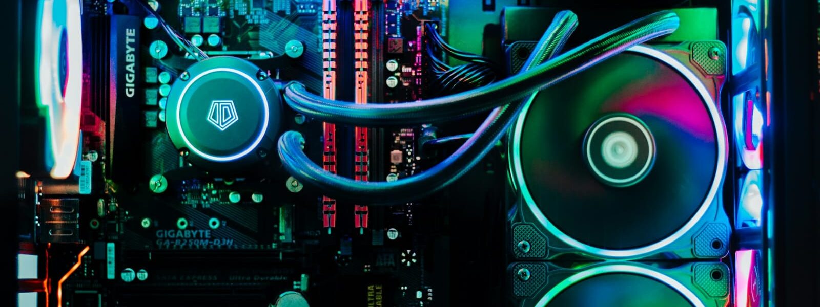 Gaming-PC Gehäuse mit RGB-Beleuchtung, Flüssigkeitskühlung und LED-Lüftern im modernen Design