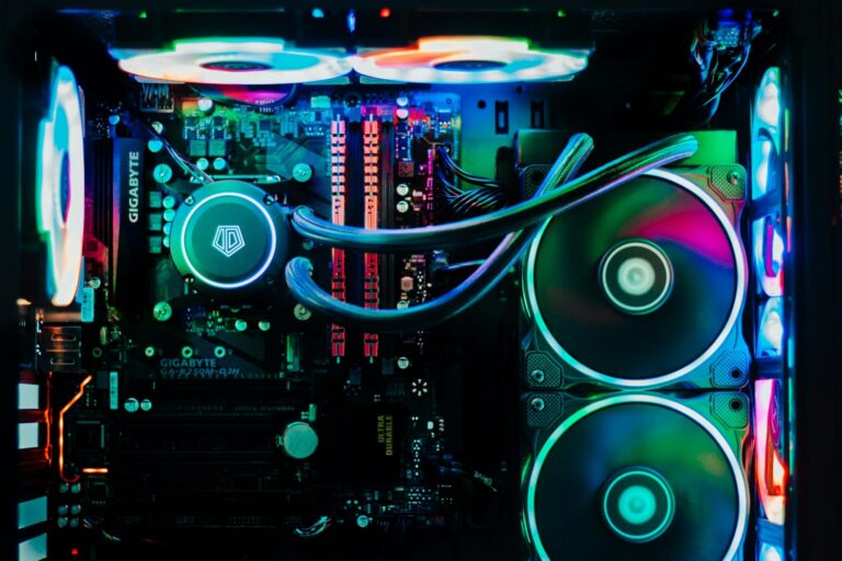 Gaming-PC Gehäuse mit RGB-Beleuchtung, Flüssigkeitskühlung und LED-Lüftern im modernen Design