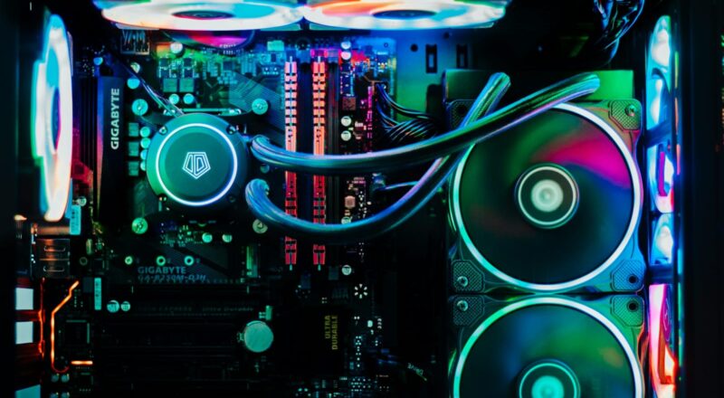 Gaming-PC Gehäuse mit RGB-Beleuchtung, Flüssigkeitskühlung und LED-Lüftern im modernen Design