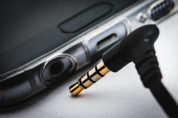 Stecker vom Kopfhörer am Smartphone anschließen