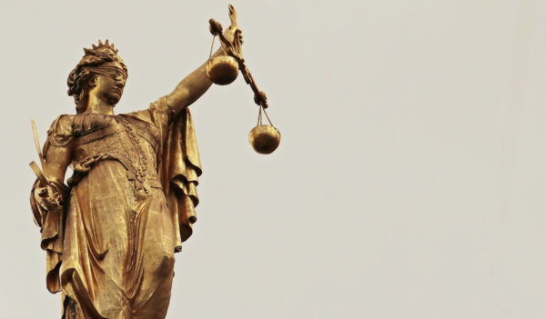 Justitia sollte immer blind sein