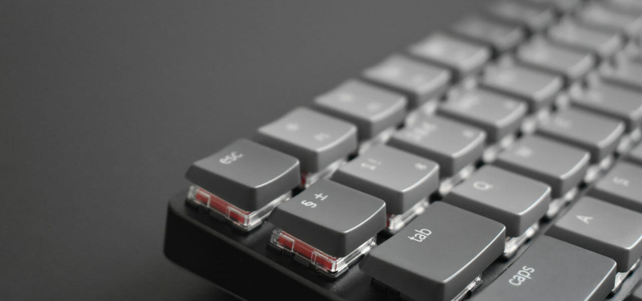 Nahaufnahme einer mechanischen Tastatur mit freiliegenden Schaltern. Tipps und Informationen zum Tastatur kaufen für verschiedene Einsatzzwecke.