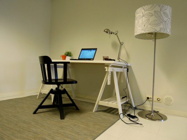 Multifunktionaler Arbeitsplatz: Ihr neuer Multimedia-Bereich im Wohnzimmer Schreibtisch und Bürostuhl für das Homeoffice