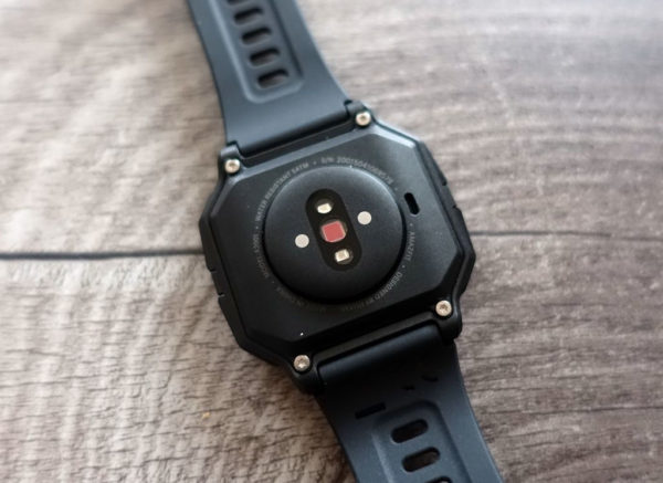 Amazfit Neo Unterseite mit Sensoren und Ladekontakten