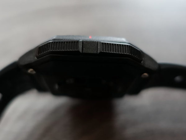 seitliche Bedienelemente an der Amazfit Neo