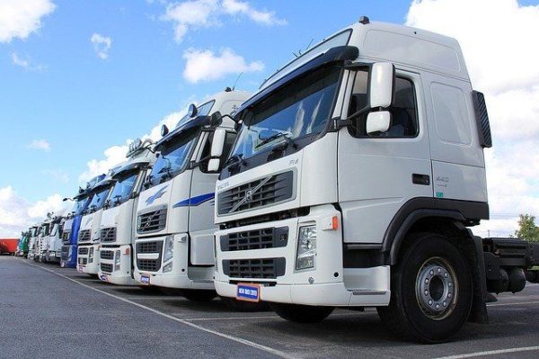 weiße LKW aufgereiht