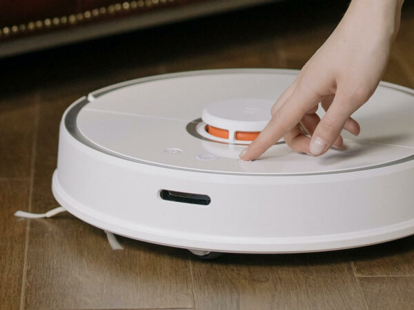 Staubsauger-Roboter wird eingeschaltet