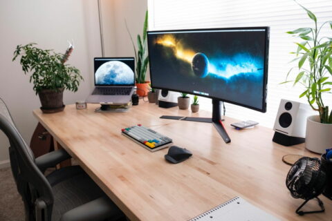 Curved Monitor auf dem Schreibtisch