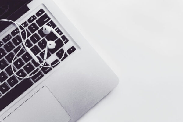 Klinkenanschluss am Laptop – typische Audioverbindung Kopfhörer mit Klinkenstecker auf einem Laptop