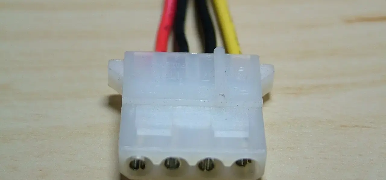 Klassischer 4-Pin Molex Stecker mit Pinbelegung für PC-Netzteile