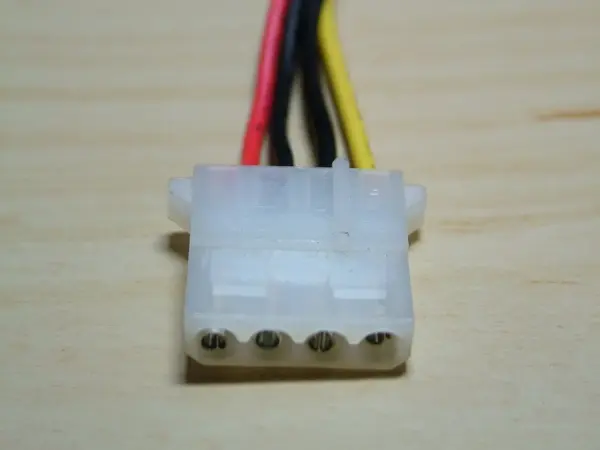 Klassischer 4-Pin Molex-Stecker mit Pinbelegung für PC-Netzteile